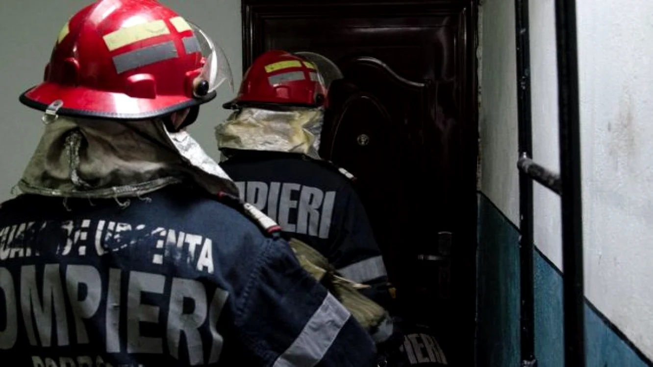 Pompierii au intervenit să spargă uşa FOTO botosaneanul.ro