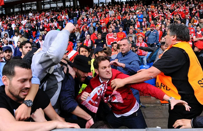 
    Suporterii englezi și spanioli și-au împărțit pumni și picioareFoto: Getty  