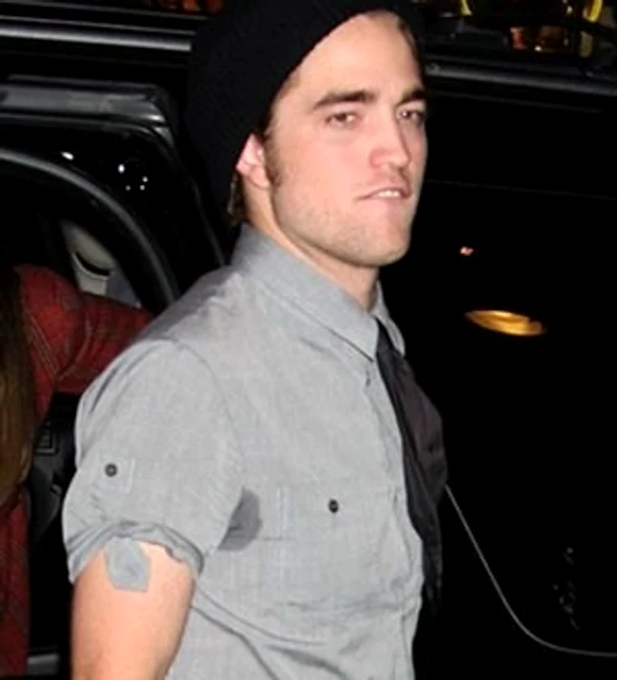 
    Pattinson recunoaşte că se spală doar odată pe săptămână  