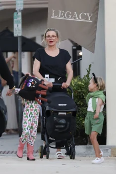 Cameron Diaz cu familia în Montecito, Profimedia