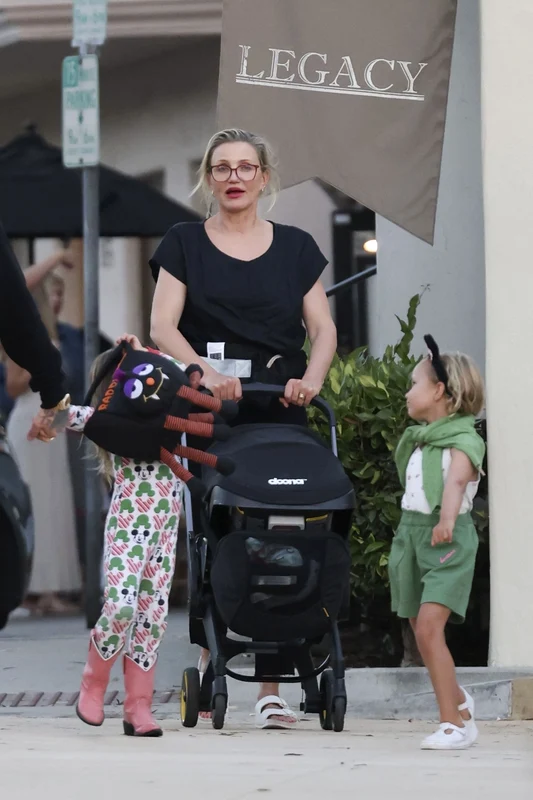 Cameron Diaz cu familia în Montecito, Profimedia