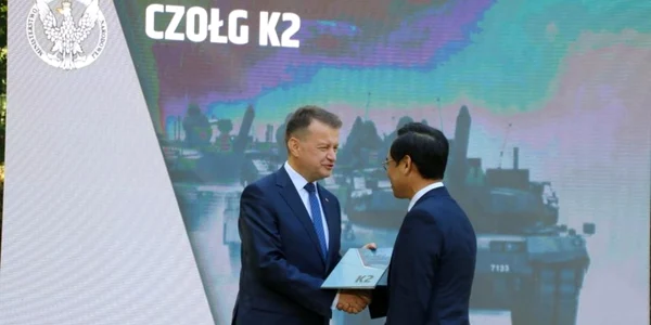 Mariusz Blaszczak semnand un contract cu directorul Hyndai privind livrarea de arme pentru Polonia FOTO EPA-EFE