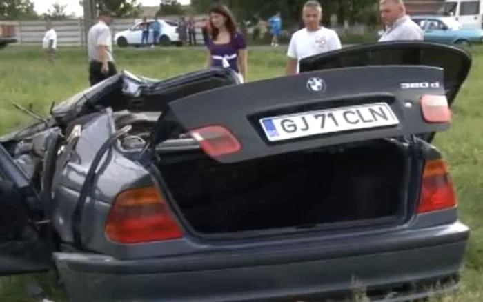 Autoturismul a fost distrus aproape în totalitate