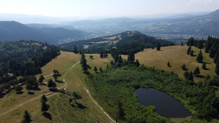 Iubitorii de drumeții au multe locuri pitorești în pădurile din județul Bacău FOTO turism-bacau.ro