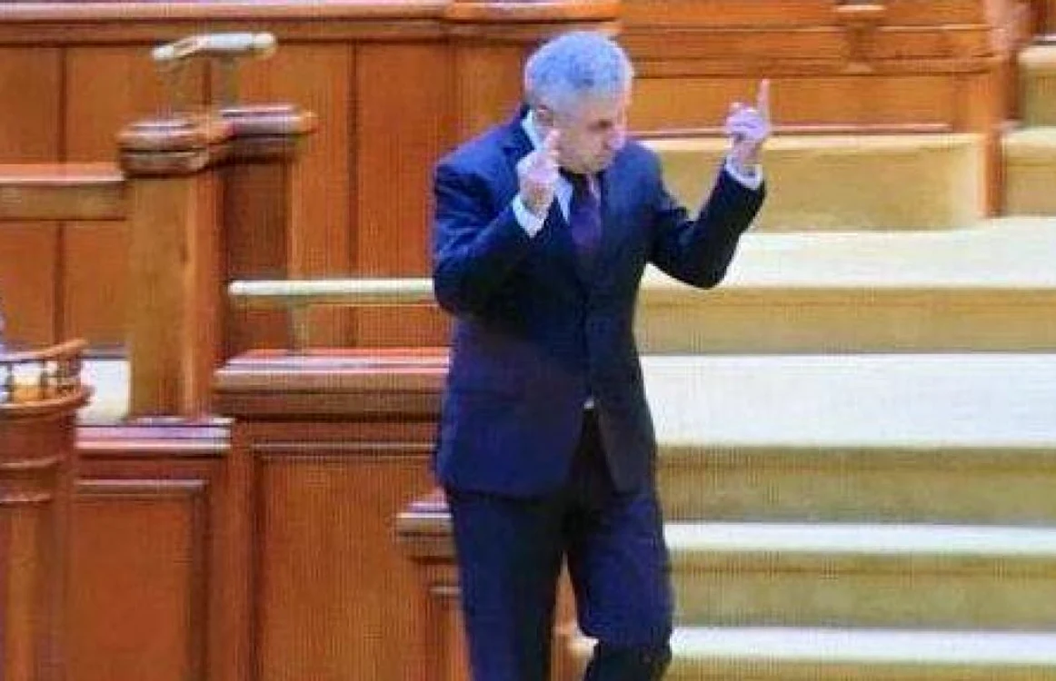 Florin Iordache a arătat semne obscene în Parlament. Foto: Captură ecran.