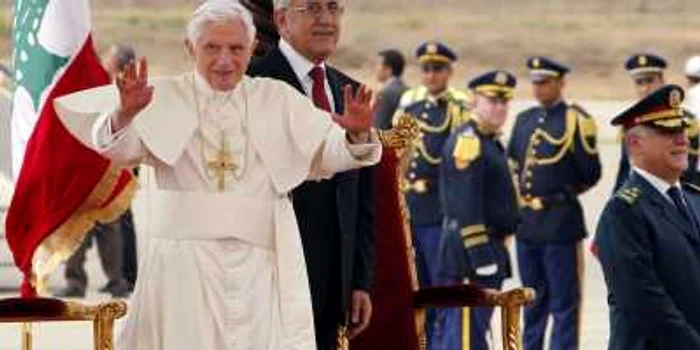 Papa le-a făcut cu mâna celor care au venit să-l întâmpine pe aeroportul din Beirut Foto Reuters