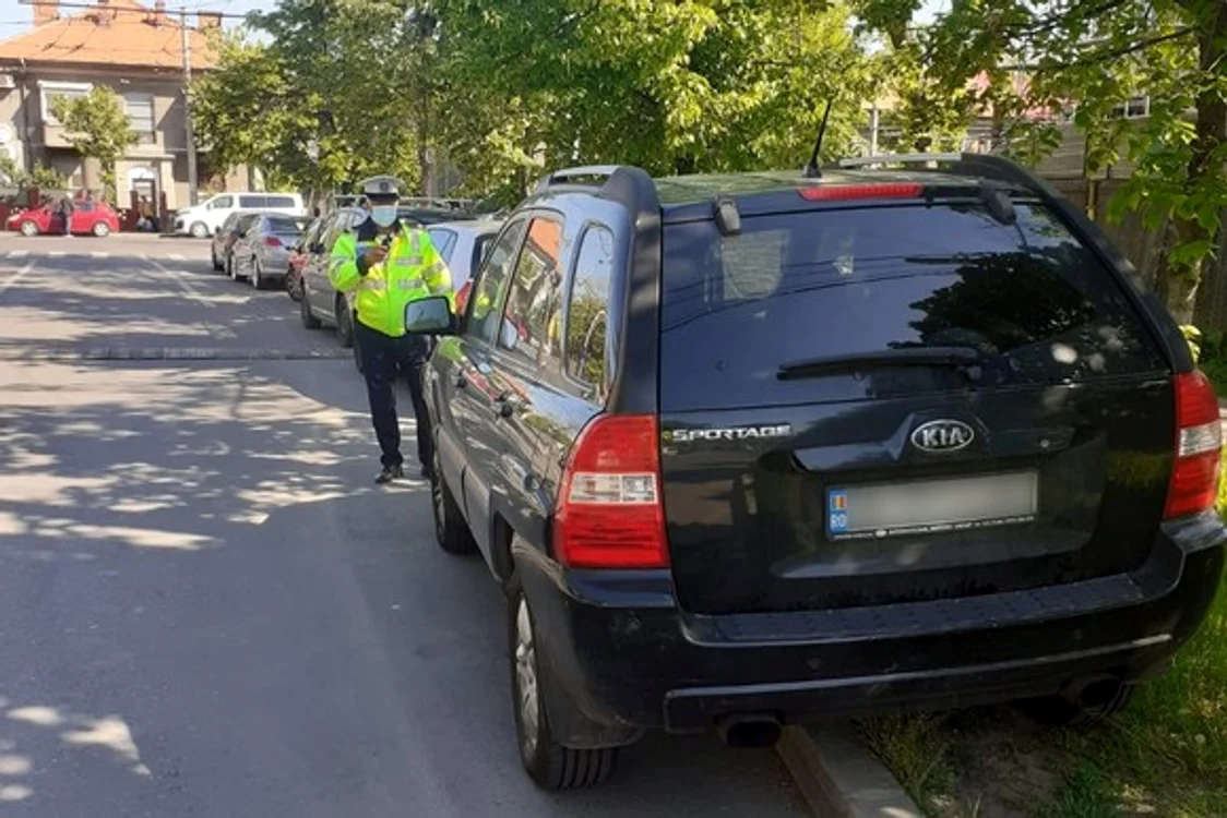 
    Toate autoturismele urcate pe totuar au fost fotografiate de polițiști și apoi trimise amenzi  