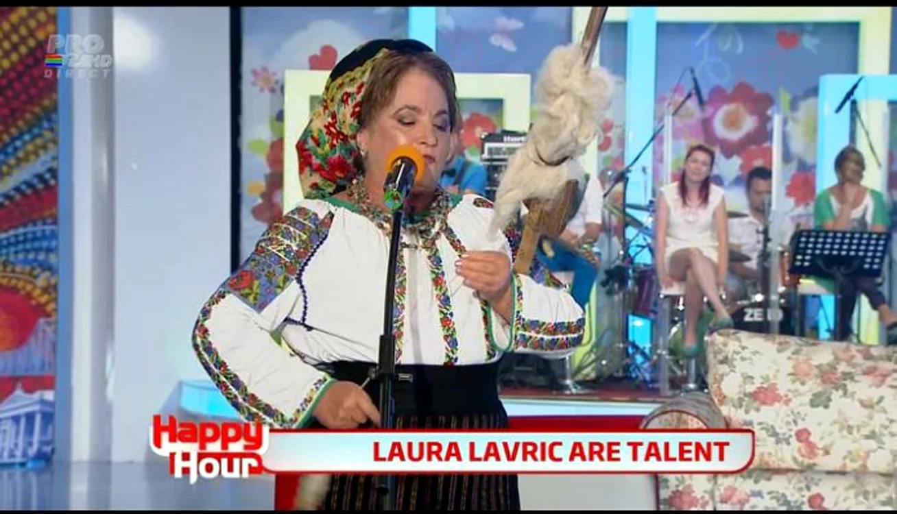 Laura Lavric a tors lână în direct, în timp ce a şi cântat (captură: PRO TV)