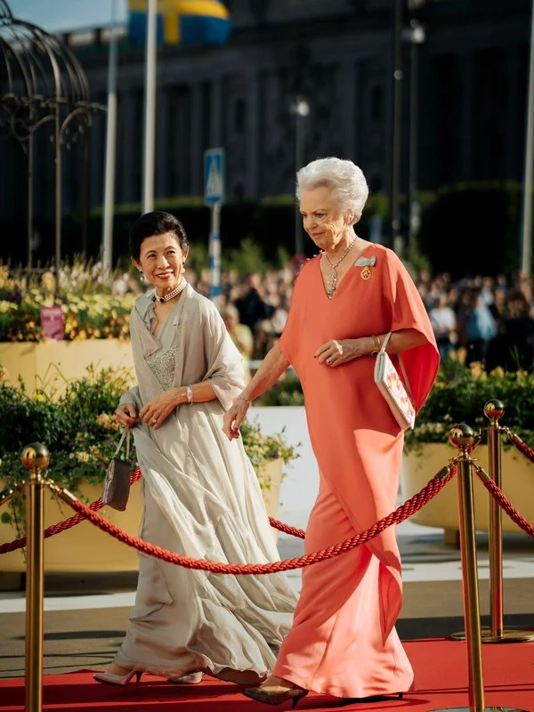 Prințesa Takamado a Japoniei și Prințesa Benedikte a Danemarcei la nunta de aur regală. FOTO: Clement Morin, Casa Regală suedeză