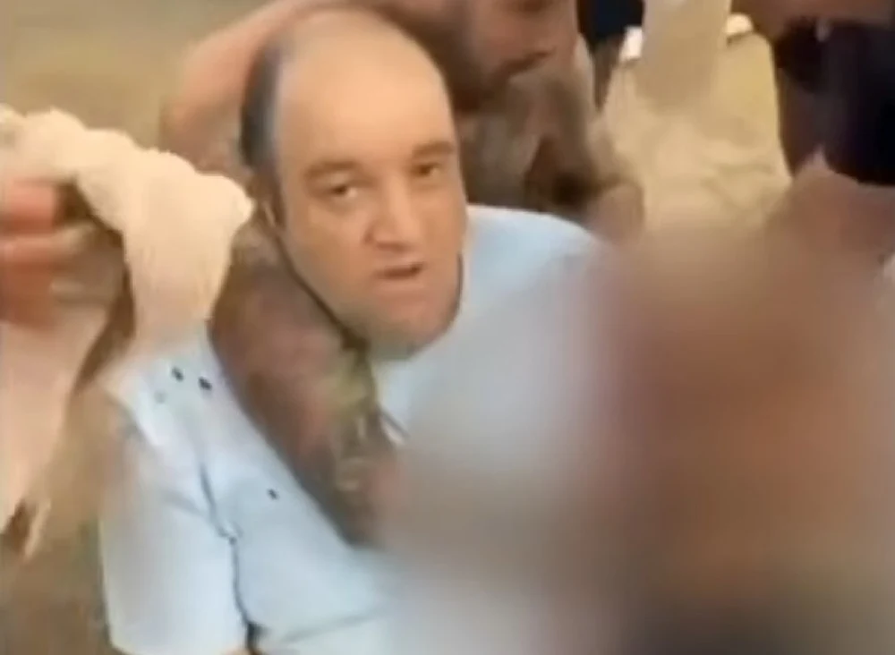 Act de eroism. Un comerciant musulman a dezarmat unul dintre atacatori de pe Plaja Bondi din Sydney. Doi bărbați înarmați au deschis focul asupra unor persoane nevinovate în timpul festivalului evreiesc Hanuka