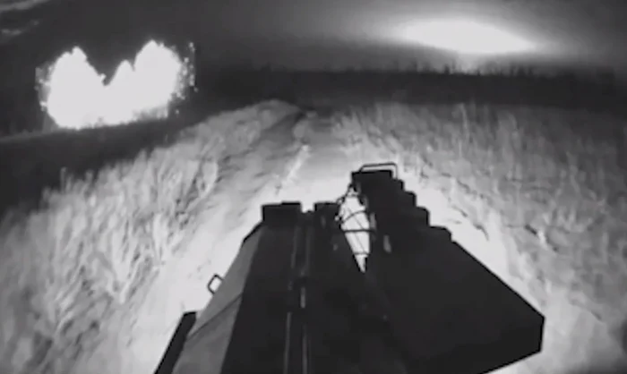 Soladat rănit, salvat de un robot FOTO: captura dialog