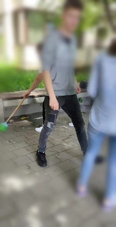 Tineri din Piteşti, amendaţi şi puşi să dea cu mătura, după ce au aruncat pe jos coji de seminţe şi mucuri de ţigări