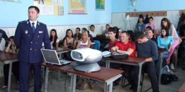 După ce au făcut acţiuni de prevenire în şcoli, poliţiştii nemţeni vor trimite şi părinţilor scrisori de prevenire
