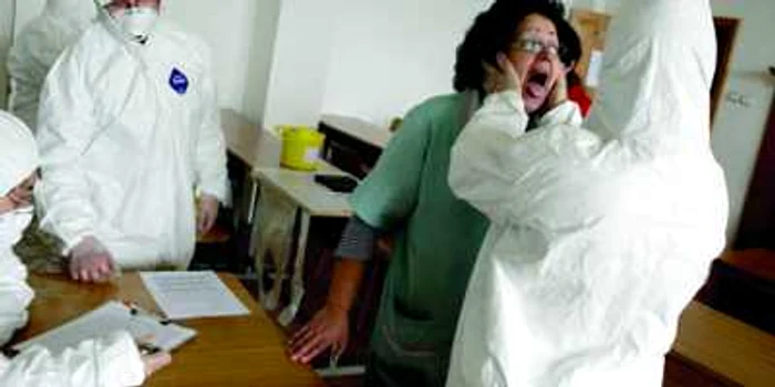 Suspecţii de gripă porcină sunt atent monitorizaţi de medici