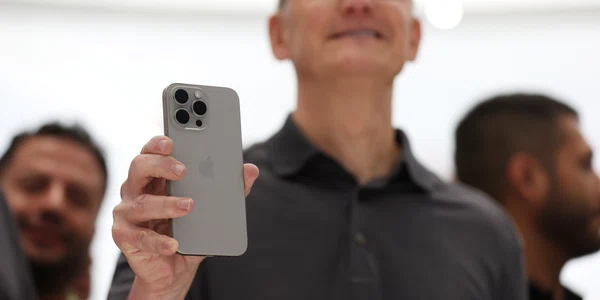 Tim Cook ține noul iPhone 15 Pro FOTO GettyImages jpg