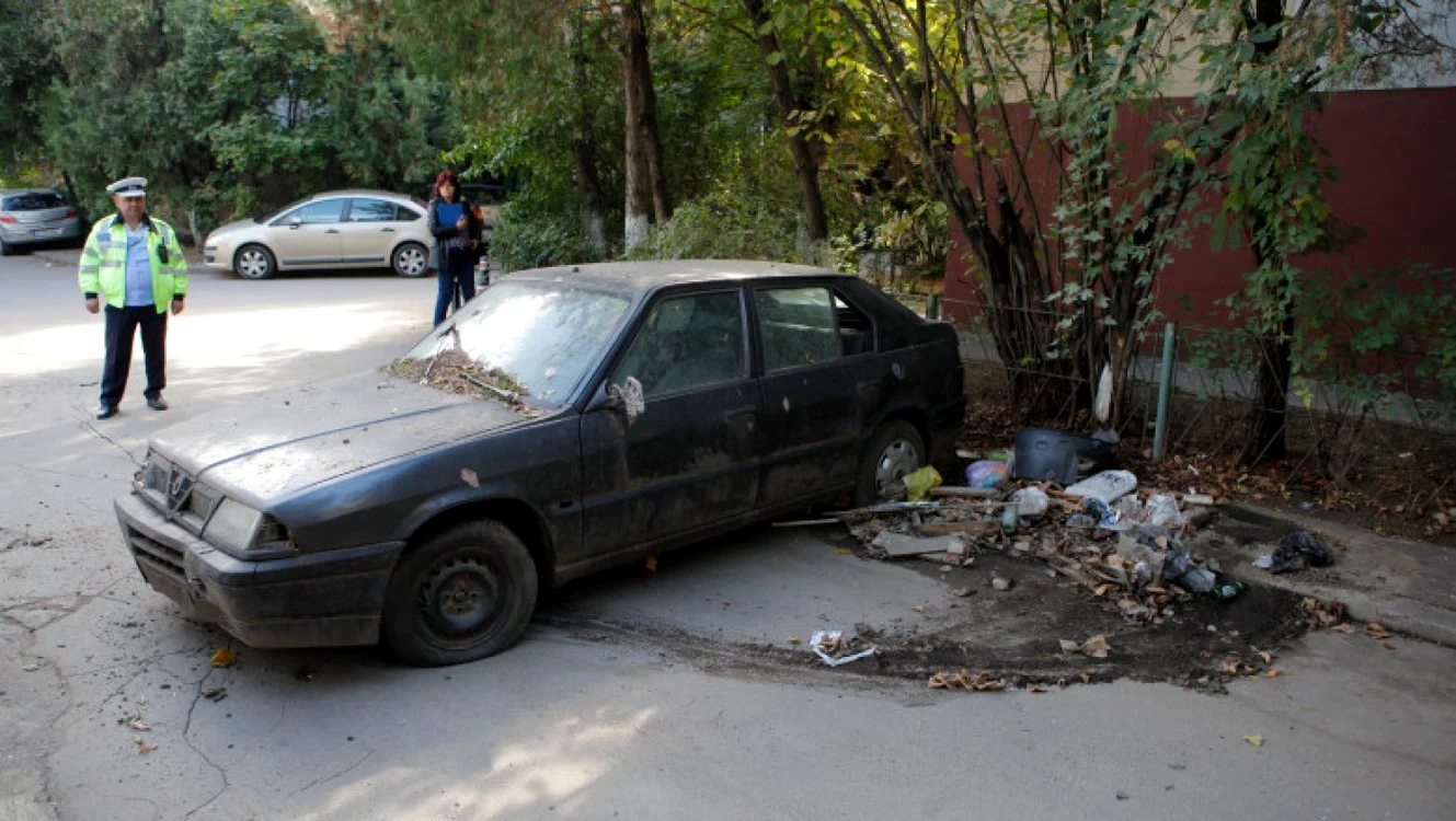 Potrivit Legii nr. 421/2002, maşinile abandonate sunt acele autovehicule care se află pe domeniul public sau privat al statului de cel puţin 6 luni Foto: Inquam Photos/George Călin