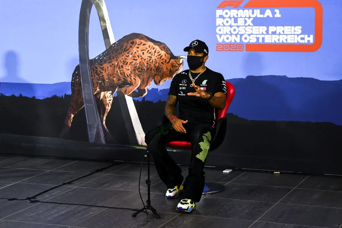 Portul măștii e obligatoriu și în Formula 1. Lewis Hamilton a apărut cu ea la conferința de presă de dinaintea Marelui Premiu al AustrieiFoto: Guliver / GettyImages