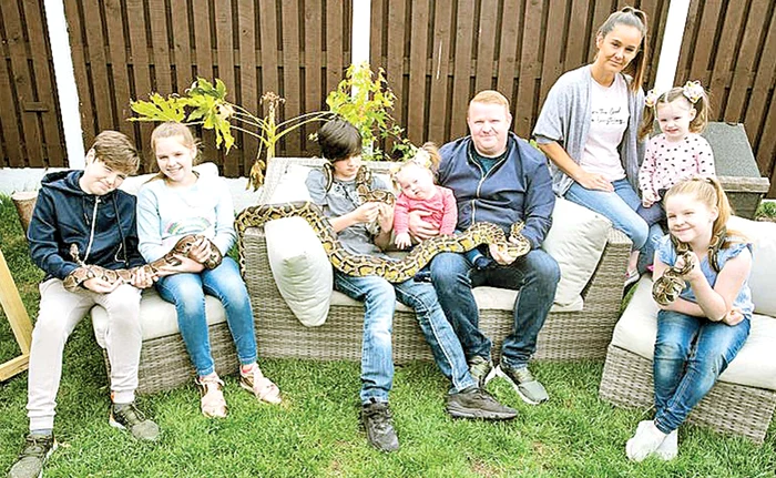 
    Scott şi Leanne, împreună  cu copiii lor, iubitori de animale  