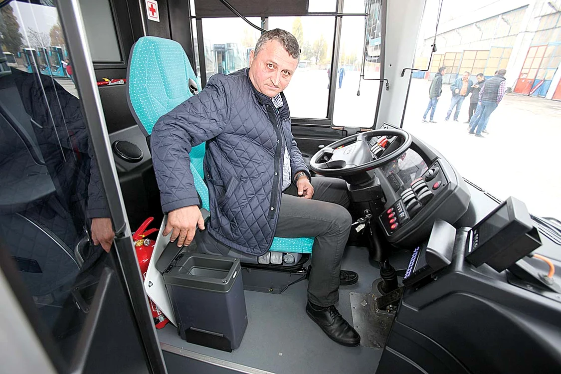 Șoferul are și frigider  în cabina autobuzelor  turcești cumpărate de  Primăria Capitalei 