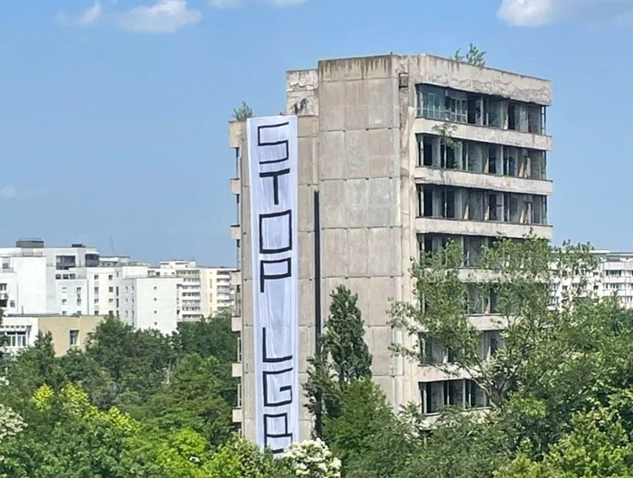 VIDEO Anchetă după ce un banner uriaş cu mesajul „STOP LGBT” a fost instalat pe o clădire abandonată din Bucureşti