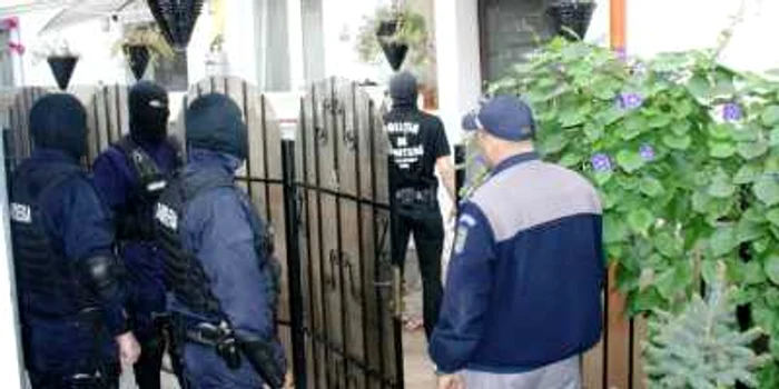 Percheziţia poliţiştilor şi jandarmilor