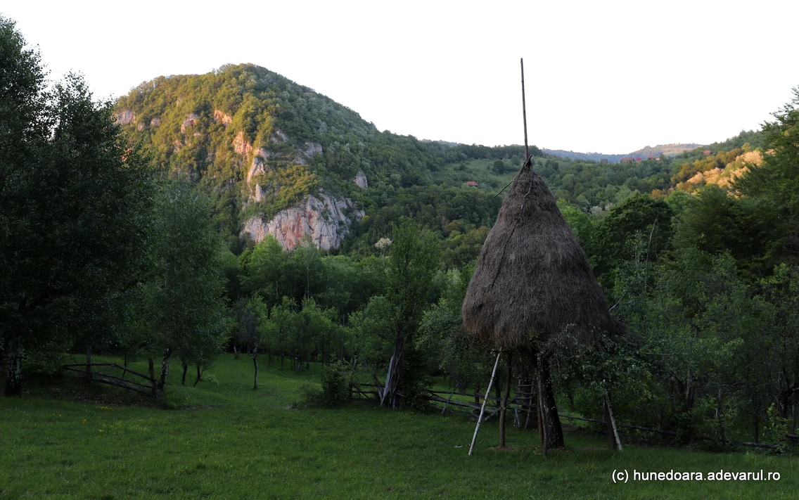 Cetatea dacică Piatra Roșie și valea Luncanilor  Foto Daniel Guță ADEVĂRUL  (16) JPG
