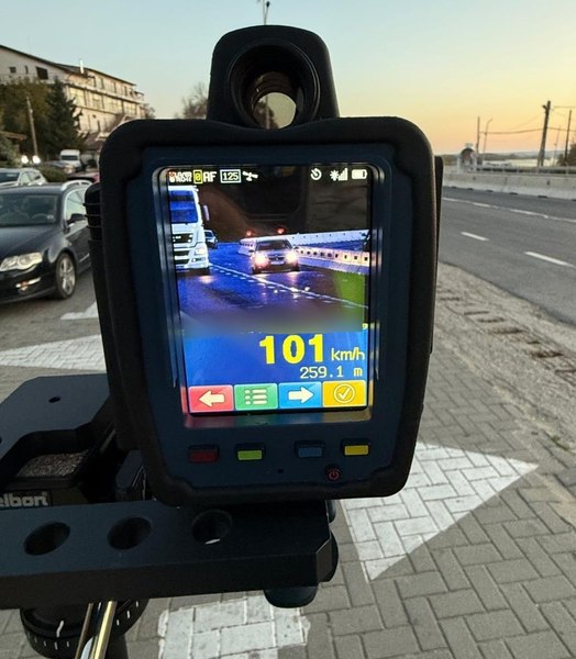 Radarele montate pe trepied au împânzit, de ieri, șoselele. Imaginile surprinse permit identificarea șoferului  
