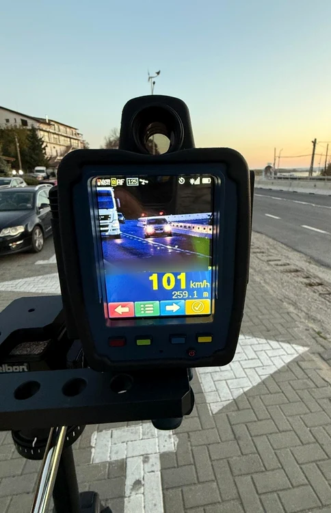 Radar inteligent pus pe un trepied în fața unei mașini de poliție