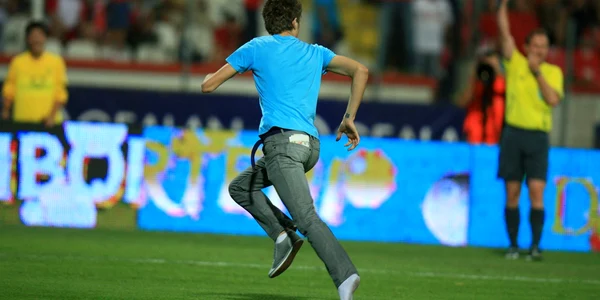 Suporterul s-a împăcat până la urmă cu fotbalistul bătut. Arhivă Adevărul