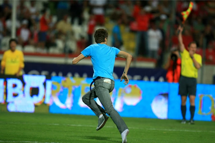 Suporterul s-a împăcat până la urmă cu fotbalistul bătut. Arhivă Adevărul