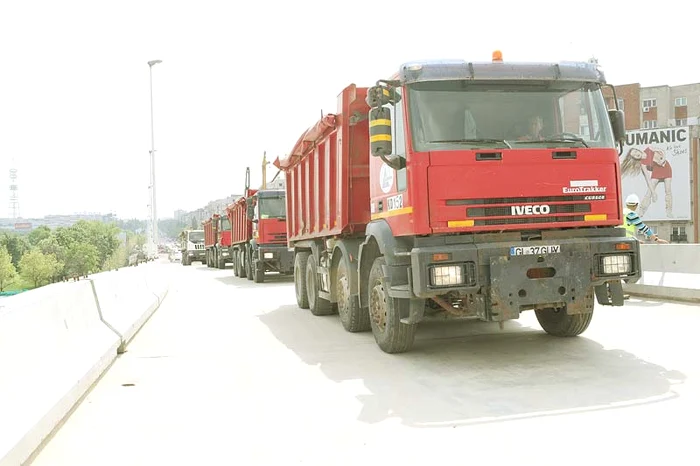 Maşinile de peste 40 de tone, încărcate ochi, au mers încolonate până în capătul primului pod