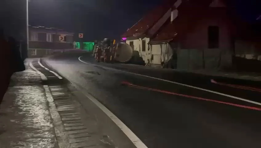 Alertă în Sibiu după ce o cisternă cu gaz s-a răsturnat pe DN1. A fost emis RO-Alert, iar zeci de localnici au fost evacuați