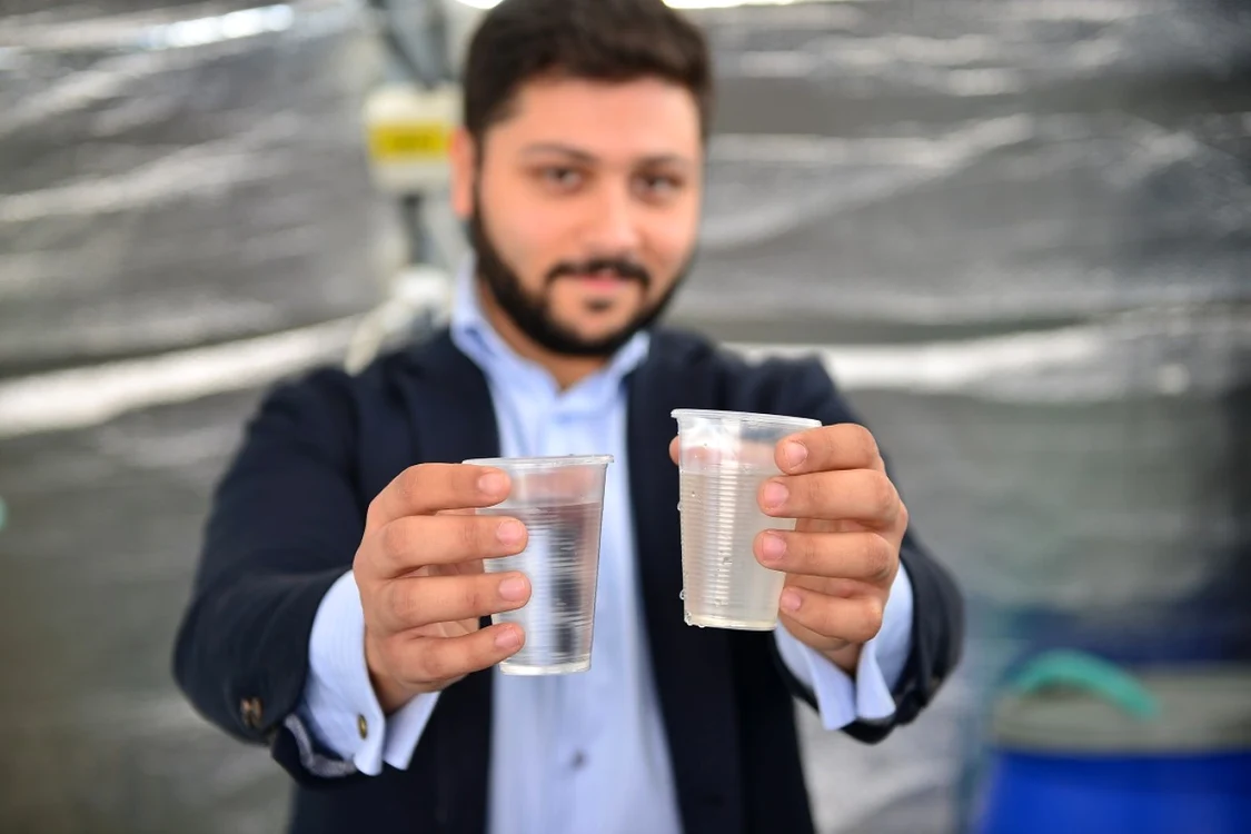 Orice sursă de apă dulce, oricât de murdară (dreapta) este transformată de sistemul lui Khaled Al Mezayen în apă pură (stânga)