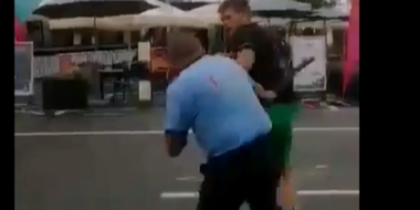 Agentul de pază a folosit bastonul de cauciuc. FOTO: Captura video