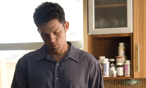 barbat se uita la pastile shutterstock 4949092 jpeg