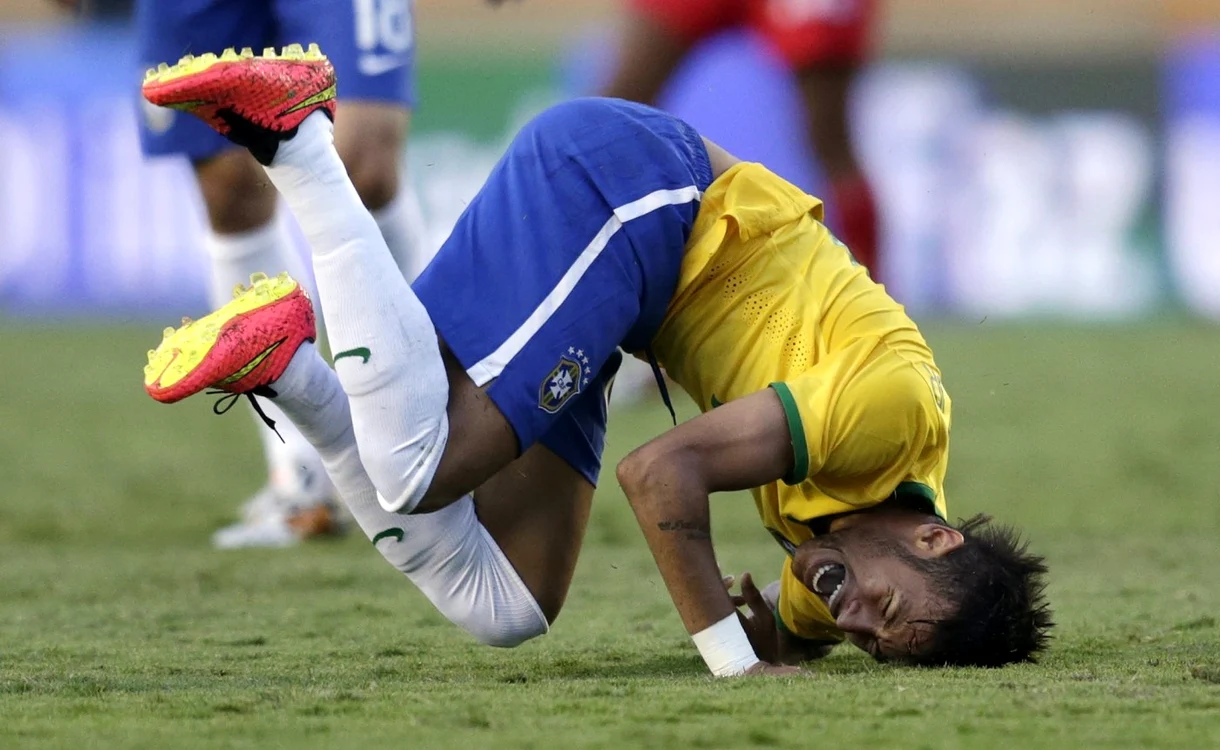 Comentatorii TVR sunt în ipostaza în care e surprins aici Neymar