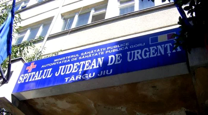 
    Femeia a ajuns inițial la Spitalul Județean Târgu-Jiu, cu afecțiuni pulmonare  