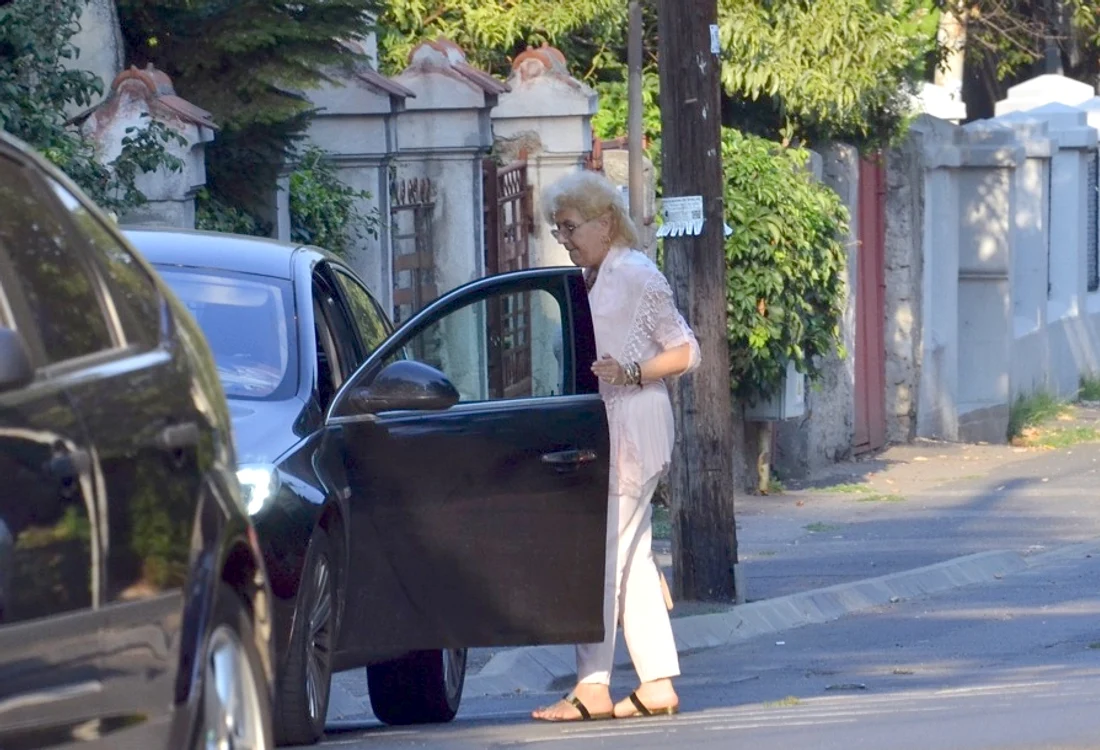 
    Corina Chiriac a fost de nerecunoscut pentru trecătoriFoto: Alex Muscaliu  