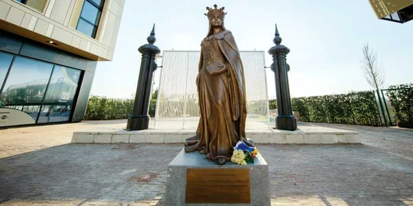 Statuie Regina Maria 