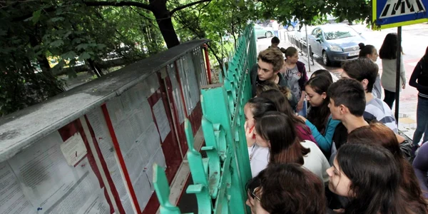 afisare rezultate evaluare nationala 2014 scoala „Ion Heliade Radulescu” FOTO Sever Gheorghe
