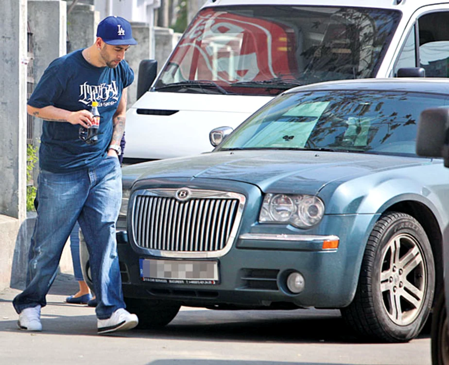 CRBL conduce un Chrysler 300 C, însă maşina a fost tunată şi are  în faţă grilaj de Bentley