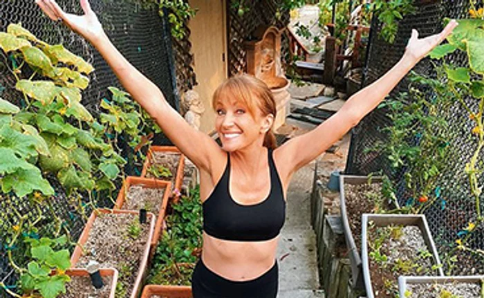 
    Cher, de 74 de ani, joacă mult tenis şi face surfFoto: Profimedia  