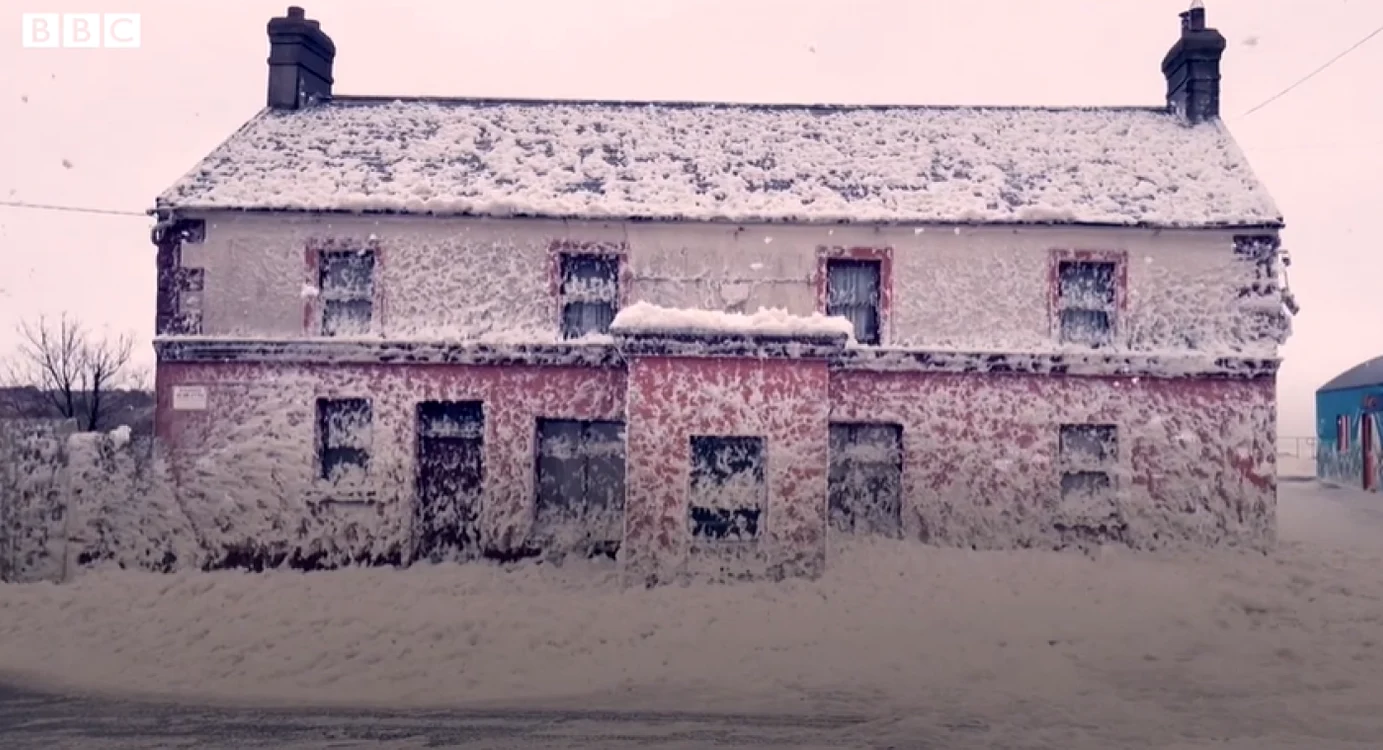 Un sat din Irlanda a fost acoperit de spuma mării / FOTO BBC / Jody Sutton