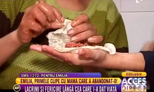 Fata a învăţat de la mama ei să facă sarmale jpeg