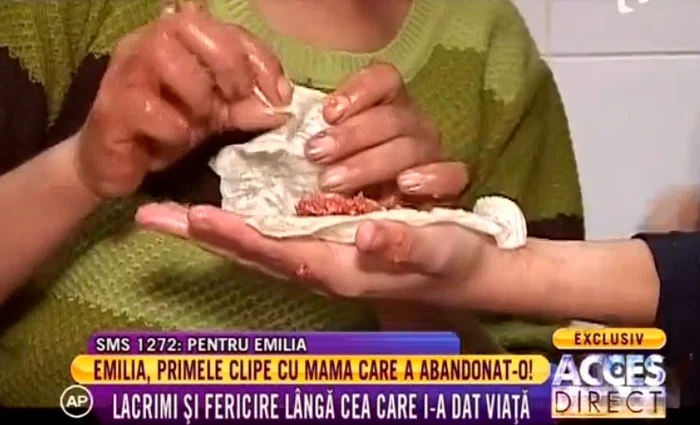Fata a învăţat de la mama ei să facă sarmale