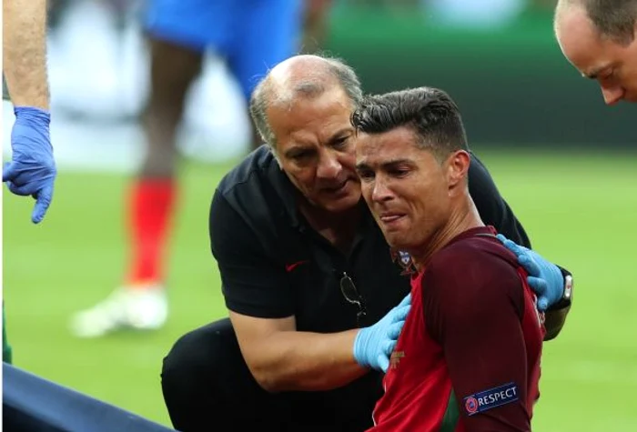 
    Ronaldo, in lacrimi pe gazon  