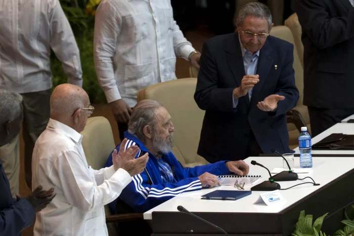 Fidel Castro, aplaudat de fratele său mai mic Raul cu ocazia prezenţei sale la al 7-lea Congres al Partidului Comunist din Cuba FOTO AP