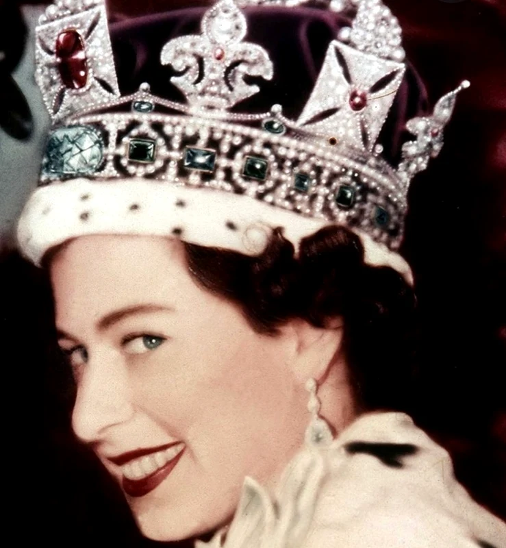 Regina Elisabeta a II a tanara și coroana regală (sursa FOTO Getty)