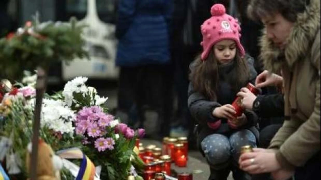 
    Comemorarea victimelor din Colectiv s-a făcut cu flori şi mărţişoare foto: România Tv  