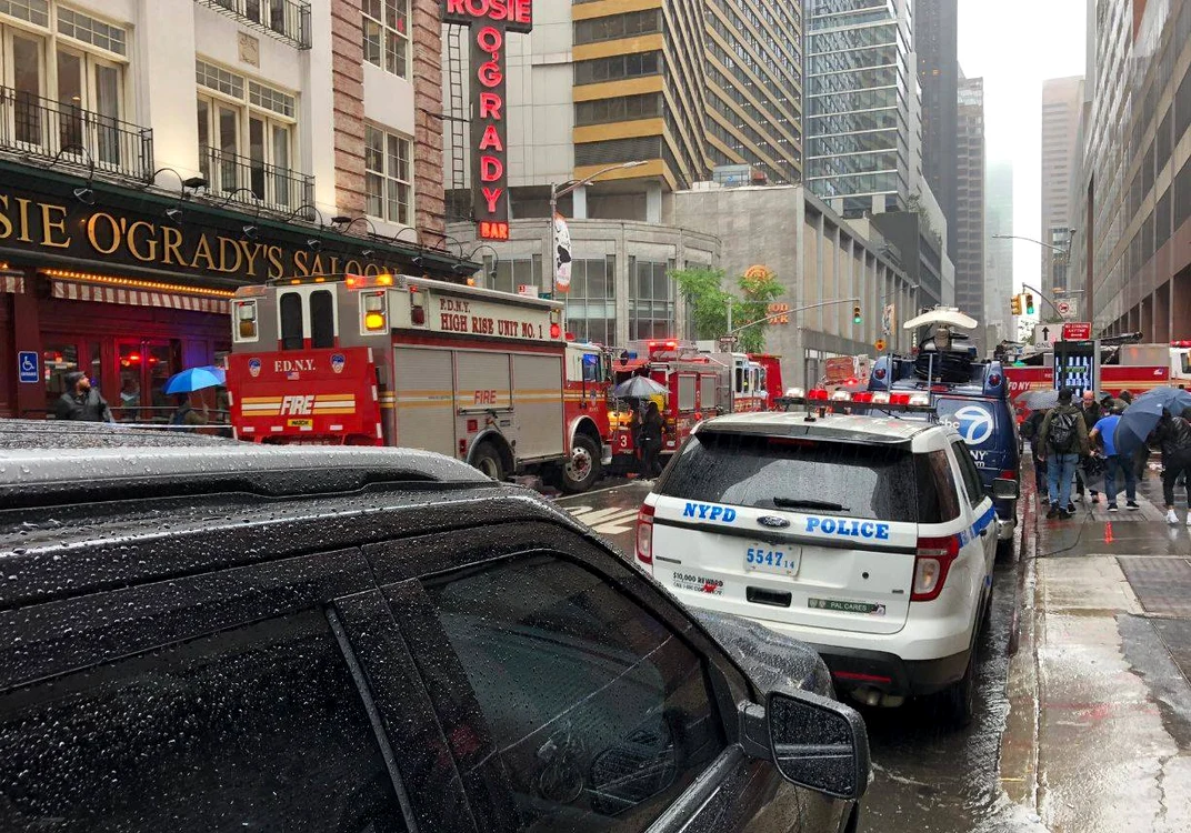 
    Un elicopter s-a prăbuşit pe o clădire din New York. O persoană a muritFoto: Twitter  